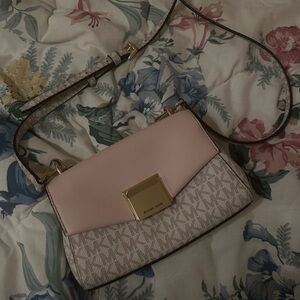 𝒫𝒾𝓃𝓀 𝒶𝓃𝒹 𝑔𝓇ℯ𝓎 𝒸𝓇ℴ𝓈𝓈𝒷ℴ𝒹𝓎 𝒷𝒶𝑔